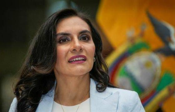 Verónica Abad regresa a Ecuador, este miércoles 20 de noviembre, tras suspensión de 150 días por ‘abandono del cargo’